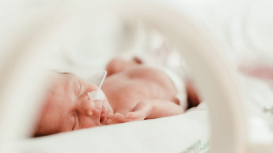 Keskosten oma syntymäjuliste - ensikosketus lasin takaa