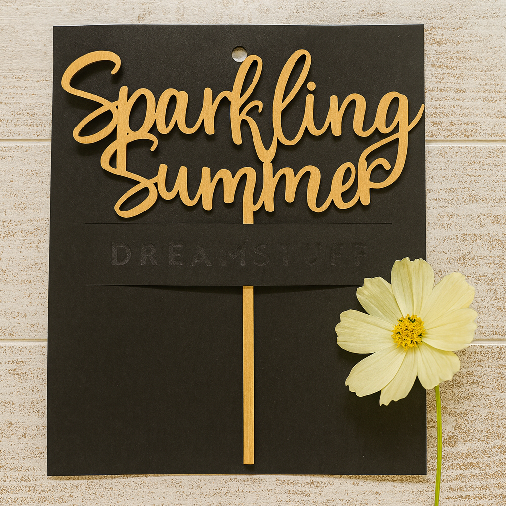 Puinen Sparkling Summer -kakkukoriste kesäjuhlien kakkuun – tyylikäs koriste Dreamstuffilta.