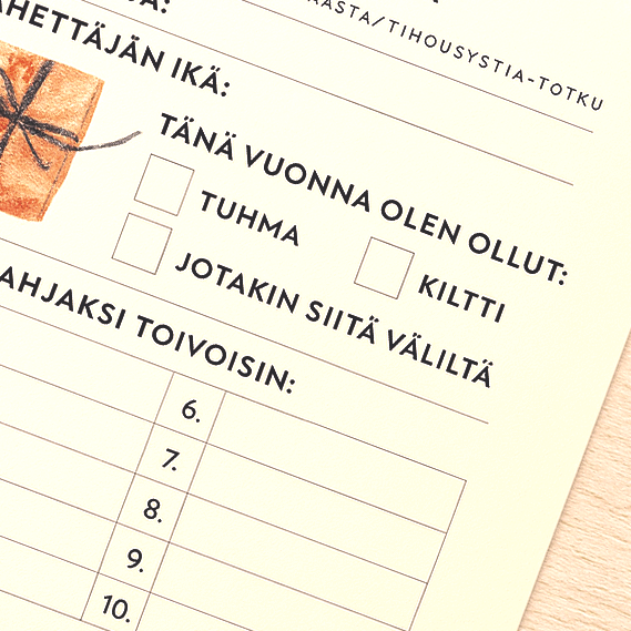 Lapsi täyttämässä Joulupukin lahjatoivelistaa – perheen yhteinen jouluperinne ja muistilista lahjatoiveille.