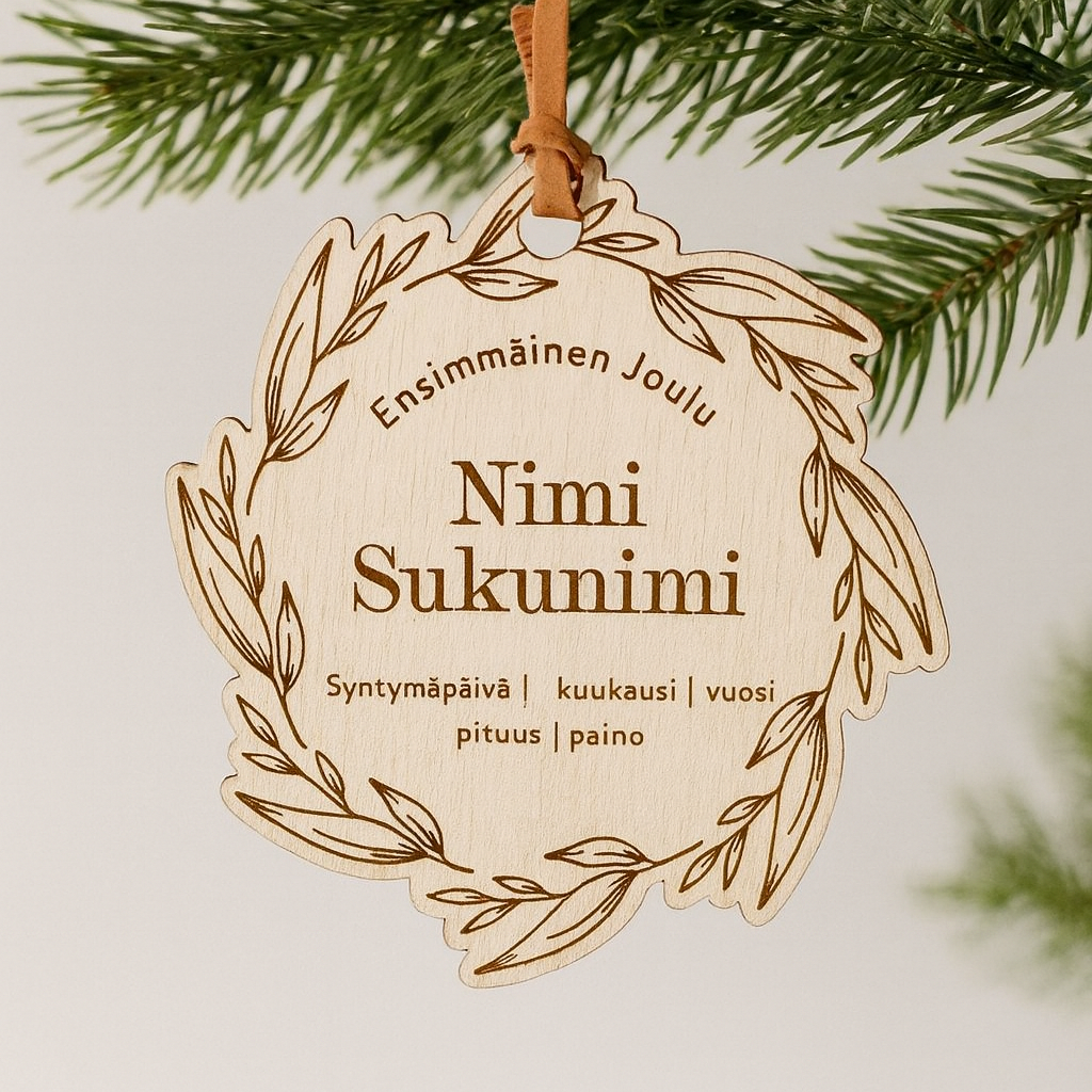 Ensimmäinen Joulu -kummilahjaksi personoitu koivuvanerinen joulukuusenkoriste lapsen nimellä ja syntymätiedoilla.