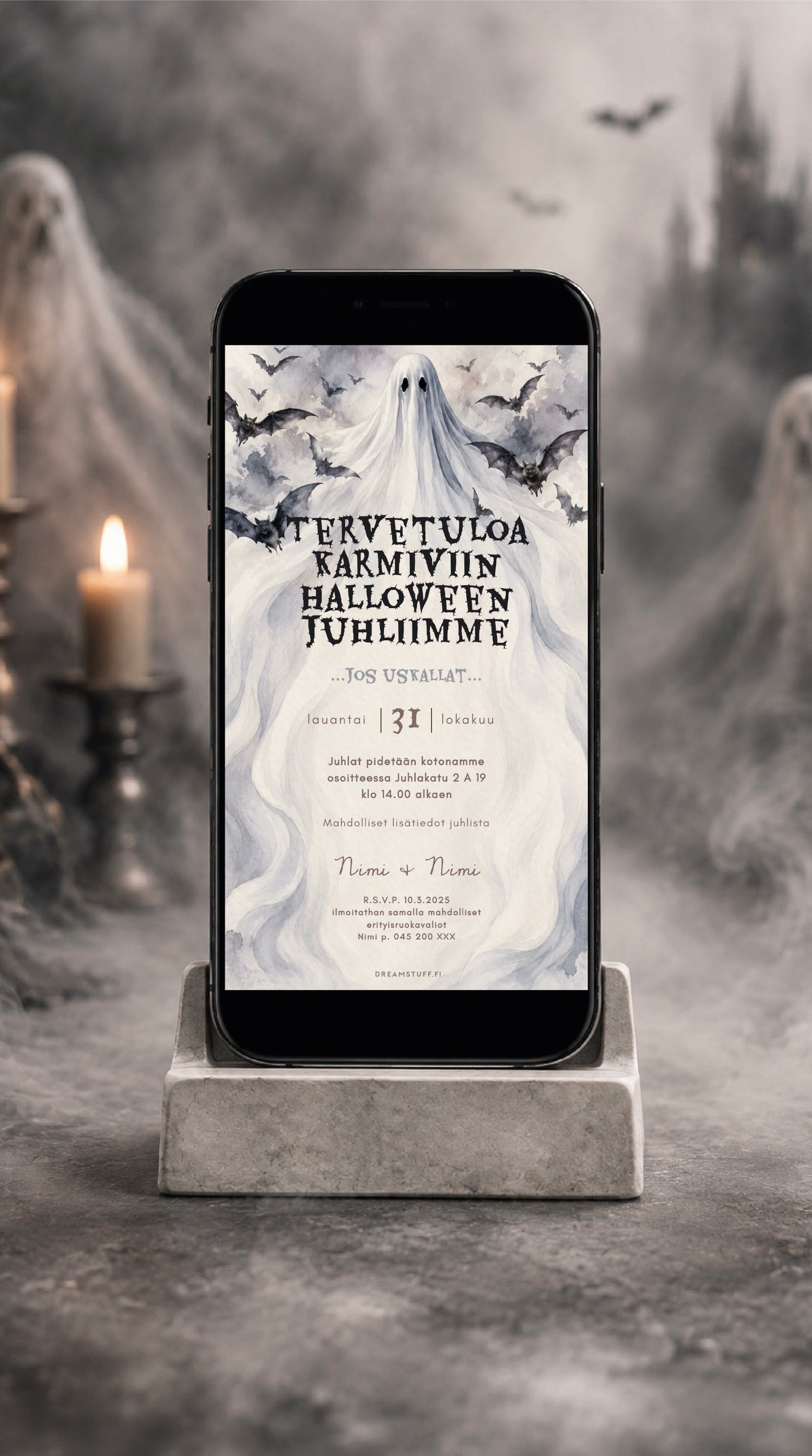 Sähköinen Halloween-kutsu kännykän näytöllä haamumaisessa juhlaympäristössä, taustalla sumua, kummituksia ja kynttilöitä.