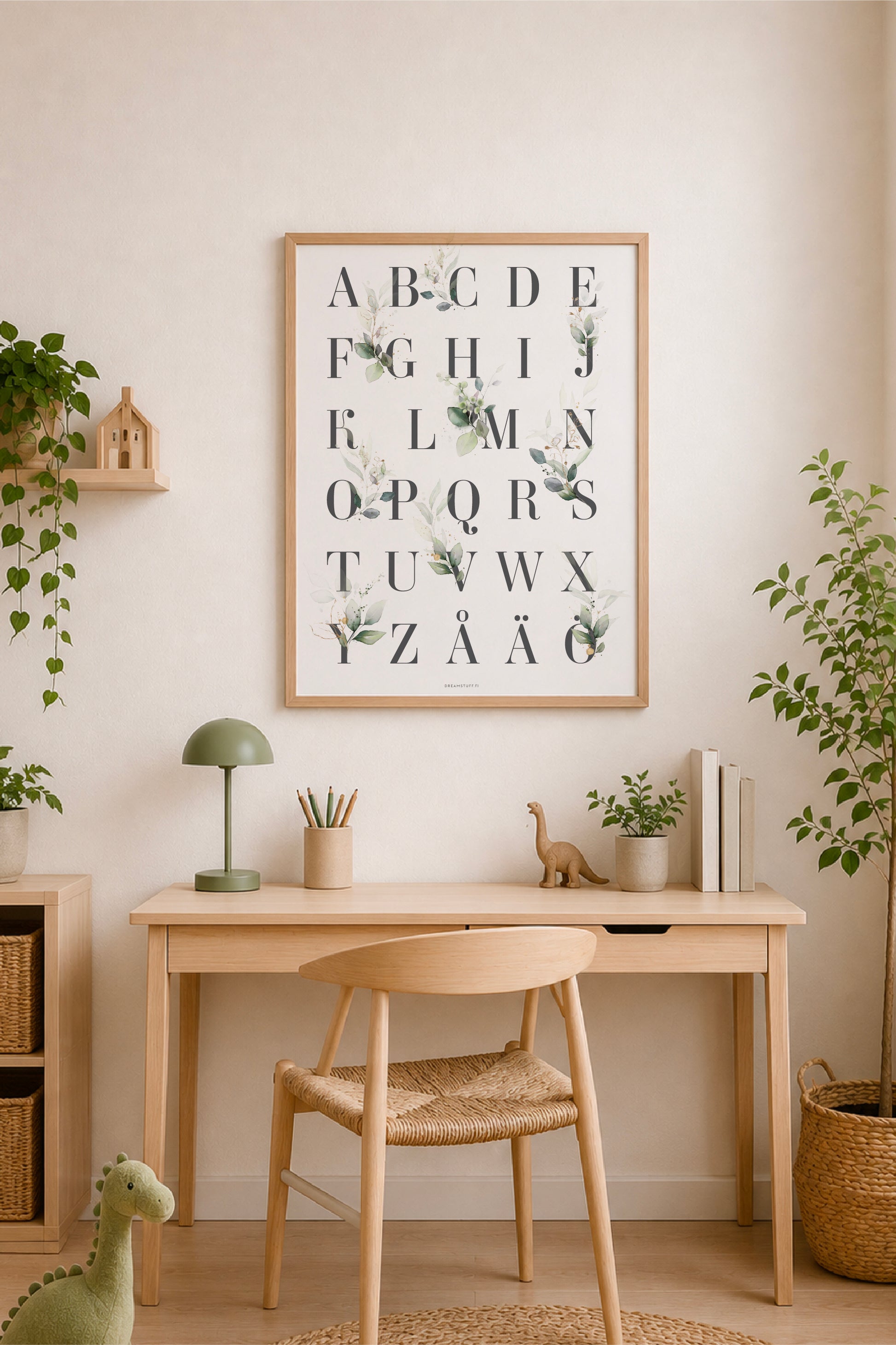 Aakkosjuliste lastenhuoneeseen kasviaiheella – 50 x 70 cm tulostettava ABC-juliste skandinaavisessa lastenhuoneessa kirjoituspöydän yläpuolella. Digitaalinen PDF-lataus, Dreamstuff.