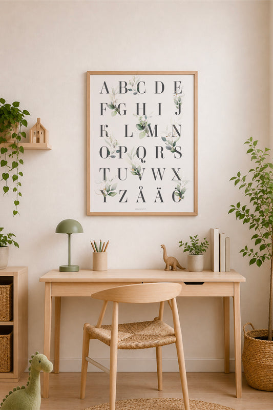 Aakkosjuliste lastenhuoneeseen kasviaiheella – 50 x 70 cm tulostettava ABC-juliste skandinaavisessa lastenhuoneessa kirjoituspöydän yläpuolella. Digitaalinen PDF-lataus, Dreamstuff.