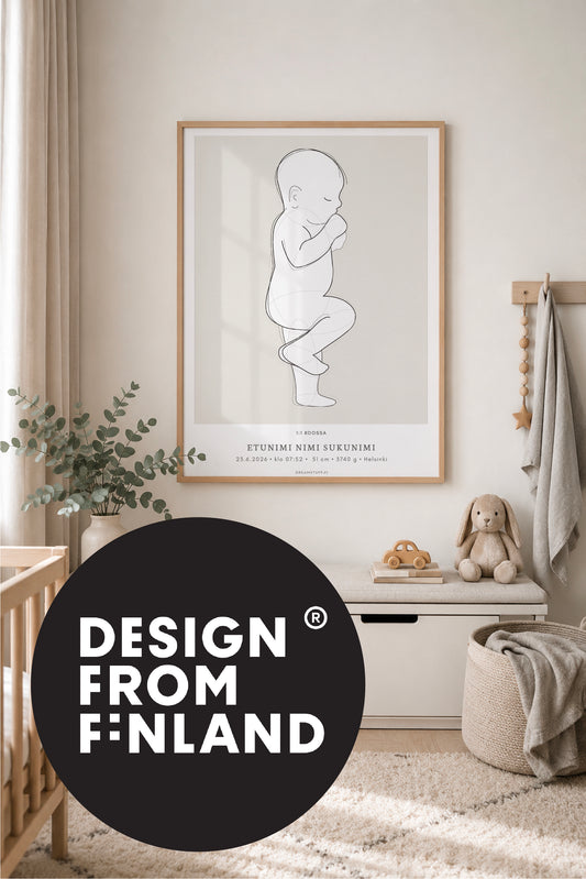 Personoitava 1:1-syntymäjuliste beigeen ja harmaaseen skandinaaviseen vauvanhuoneeseen kehystettynä, Design from Finland -merkki.