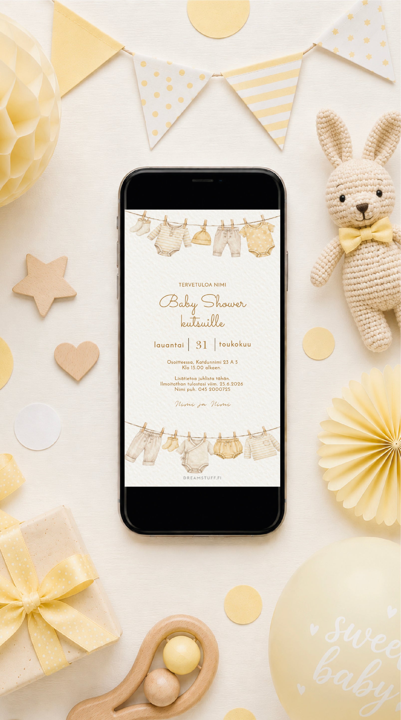 Digitaalinen baby shower -kutsu kännykässä vaaleankeltaisten vauvajuhlakoristeiden ympäröimänä – unisex vauvakutsu, sähköinen kutsu baby shower -juhliin.