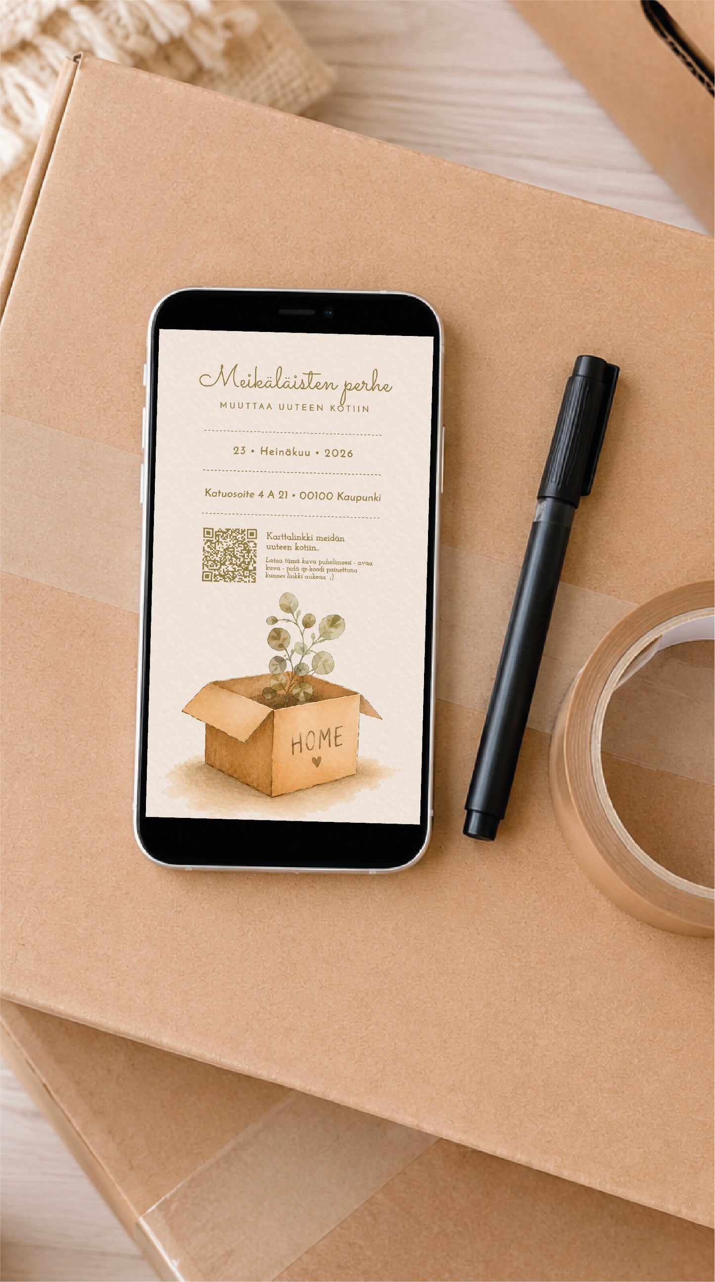 Muokattava digitaalinen muuttoilmoitus puhelimessa. Sähköinen muuttoilmoitus QR-koodilla, osoitetiedoilla ja karttalinkillä, kuvattuna muuttolaatikoiden, pakkausteipin ja tussin kanssa uudessa kodissa.