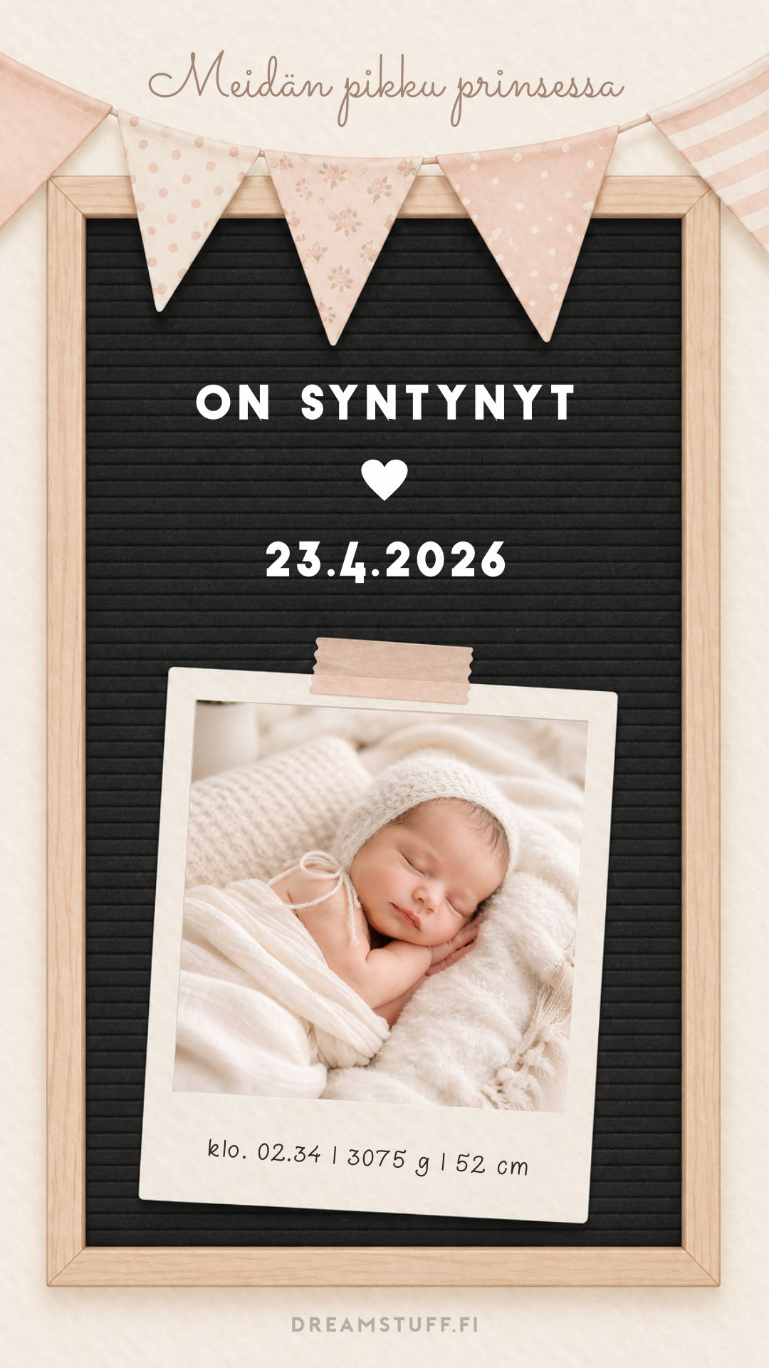 Sähköinen syntymäilmoitus omalla valokuvalla, vaaleanpunainen letter board -taulu ja muokattavat syntymätiedot.
