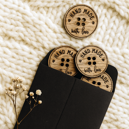 Dreamstuffin “Hand made with love” puunapit – kotimaiset mahonkivaneriset napit käsitöiden viimeistelyyn, halkaisija 2,5 cm, pakkauskoot 10–50 kpl.