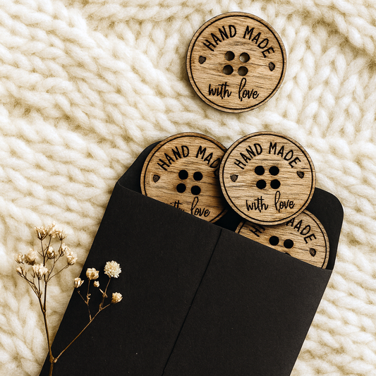 Dreamstuffin “Hand made with love” puunapit – kotimaiset mahonkivaneriset napit käsitöiden viimeistelyyn, halkaisija 2,5 cm, pakkauskoot 10–50 kpl.