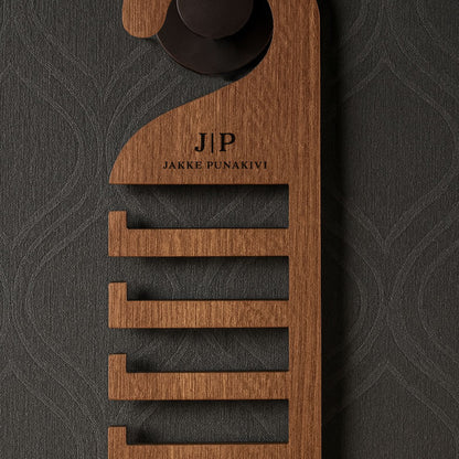Design from Finland kravattiteline – kotimainen mahonkivanerinen teline kravateille, saatavilla omalla kaiverruksella.