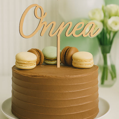 Kakkukoriste yhdellä nimellä / sanalla