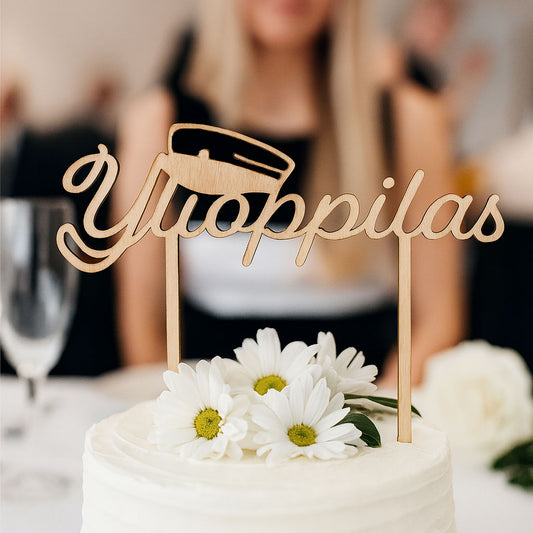 Ylioppilas-kakkukoriste L: 14 cm – kotimainen koivuvanerinen koriste ylioppilasjuhliin.