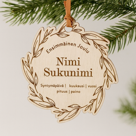 Ensimmäinen Joulu -kummilahjaksi personoitu koivuvanerinen joulukuusenkoriste lapsen nimellä ja syntymätiedoilla.