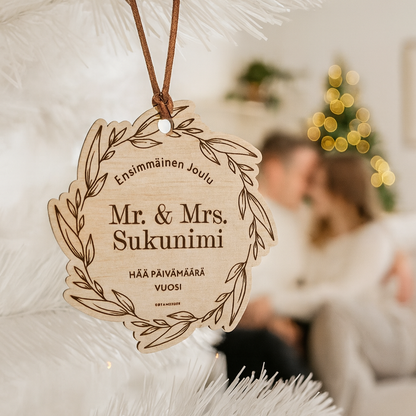 Ensimmäinen Joulu -joulukuusenkoriste vastavihityille, kaiverrettuna parin nimillä ja hääpäivällä.