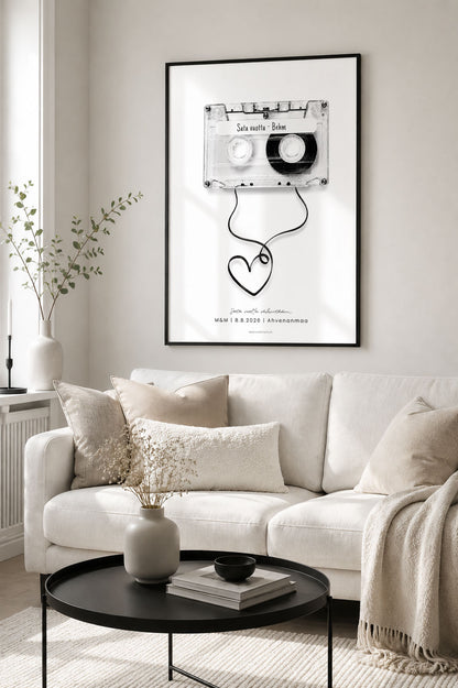 Personoitava kasettijuliste 50 x 70 cm modernin skandinaavisen olohuoneen seinällä – tulosta itse printable-juliste musiikin ystävälle tai hääparille.