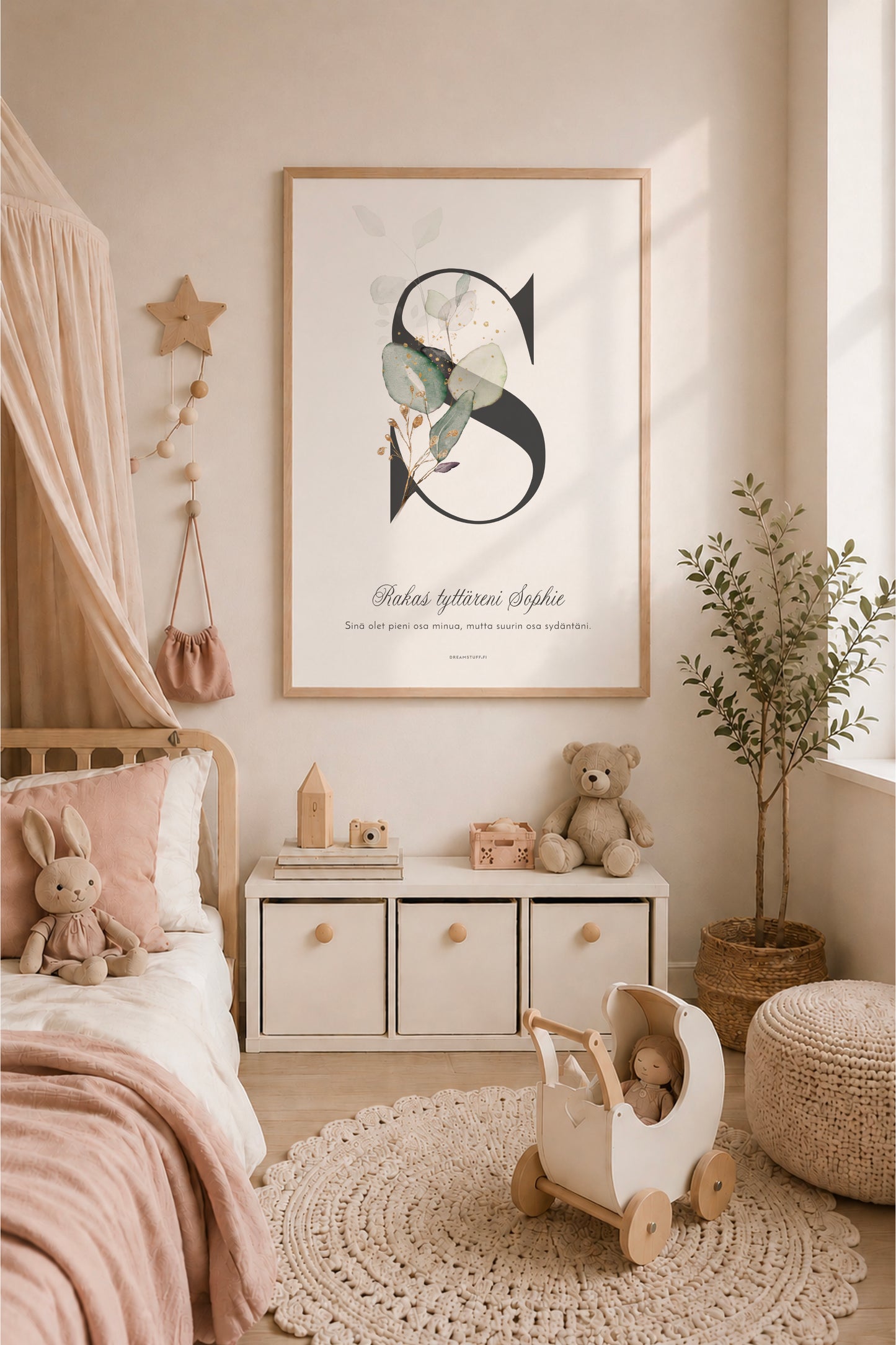 Personoitava kirjainjuliste kukkakuvituksella lastenhuoneen seinällä – 50 x 70 cm printable nimijuliste vauvalle, vaalea skandinaavinen sisustus.