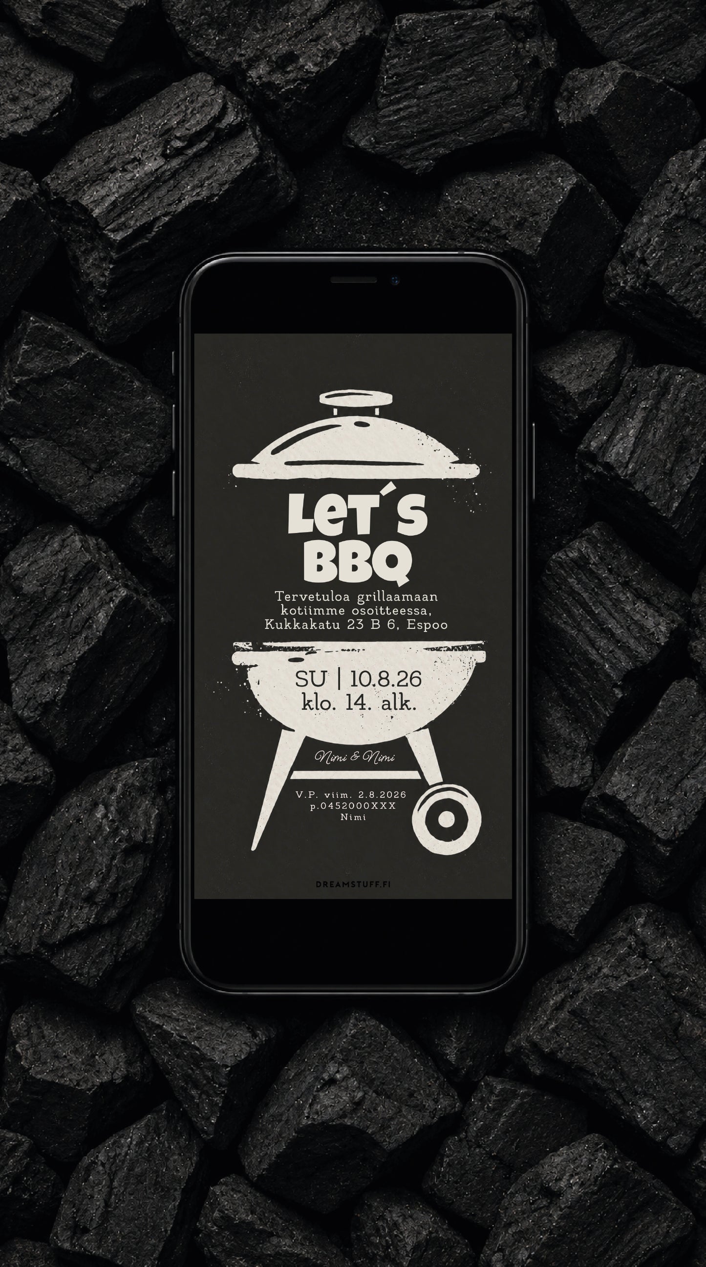 Digitaalinen Let’s BBQ -grillikutsu kännykän näytöllä mustien grillihiilien päällä, muokattava kutsu kesäisiin grillijuhliin.