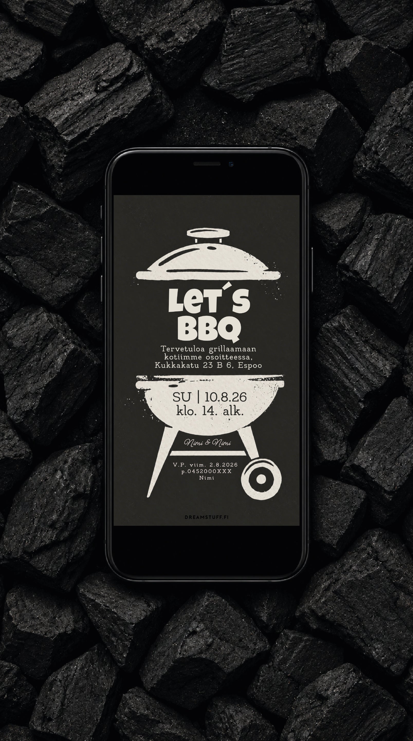 Digitaalinen Let’s BBQ -grillikutsu kännykän näytöllä mustien grillihiilien päällä, muokattava kutsu kesäisiin grillijuhliin.