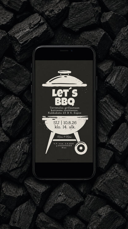 Digitaalinen Let’s BBQ -grillikutsu kännykän näytöllä mustien grillihiilien päällä, muokattava kutsu kesäisiin grillijuhliin.