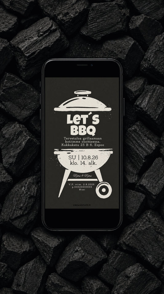 Digitaalinen Let’s BBQ -grillikutsu kännykän näytöllä mustien grillihiilien päällä, muokattava kutsu kesäisiin grillijuhliin.