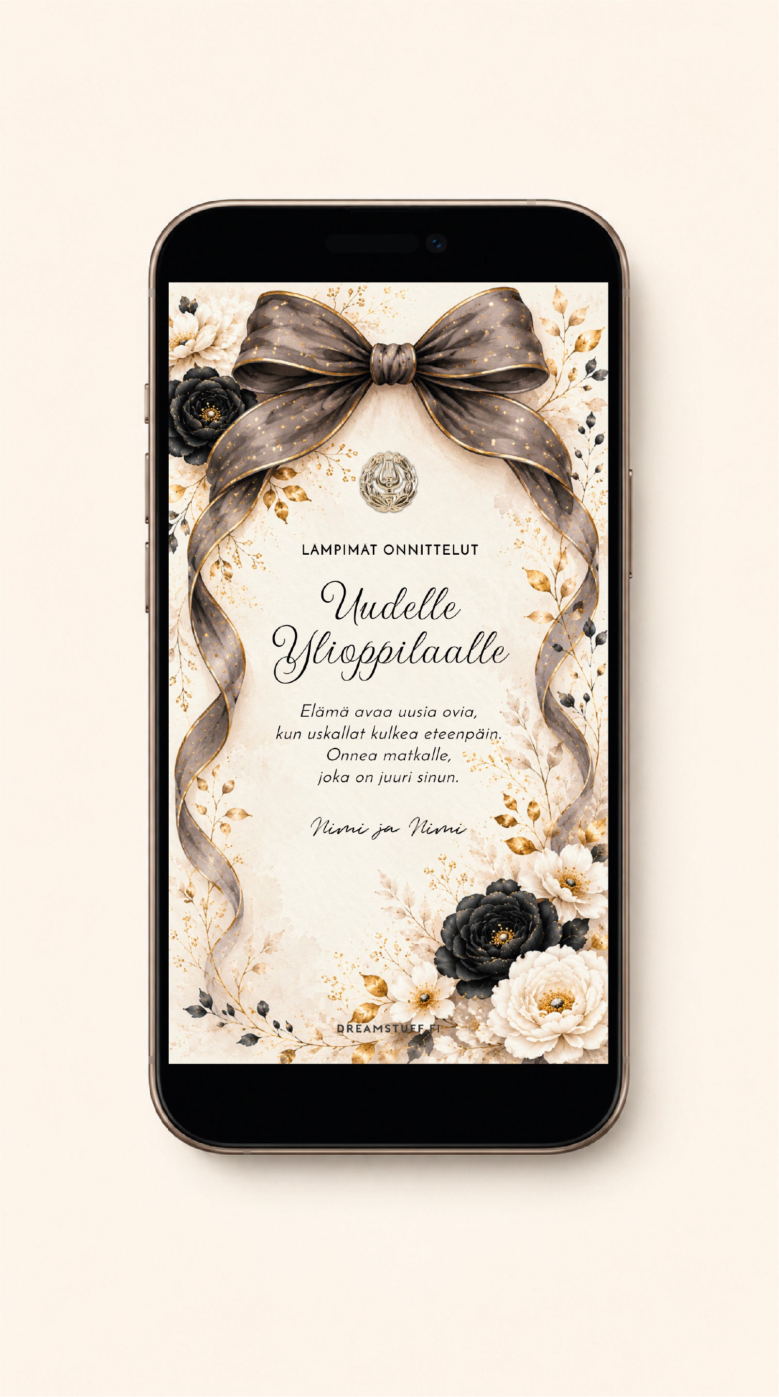 Sähköinen onnittelukortti ylioppilaalle puhelimen näytöllä vaaleassa skandinaavisessa mockup-kuvassa, musta rusetti, kultainen lyyra ja elegantit mustavalkoiset kukat.