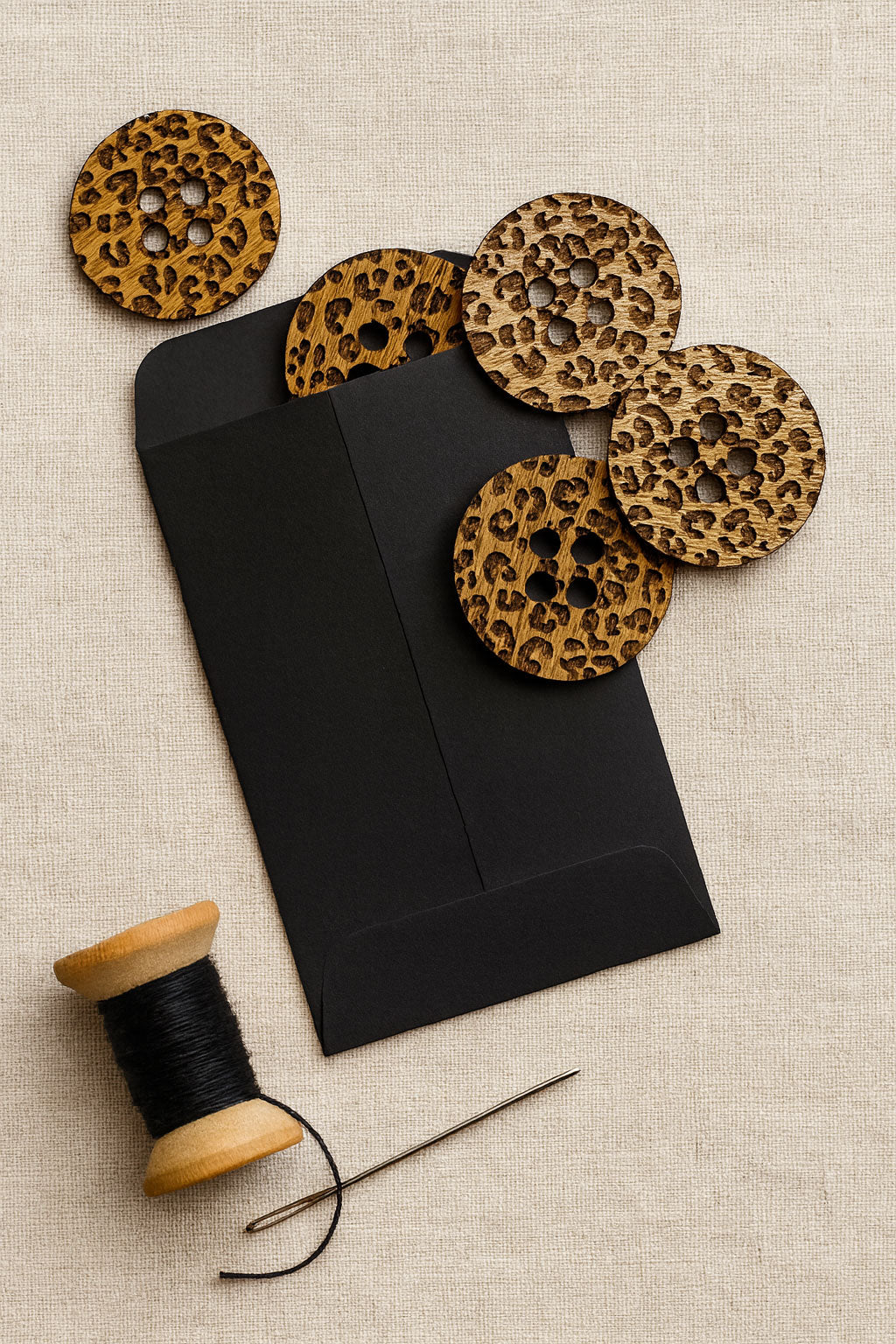 Dreamstuffin pantterikuosiset puunapit – kotimaiset mahonkivaneriset napit käsitöihin, halkaisija 3,5 cm, pakkauskoot 10–50 kpl.