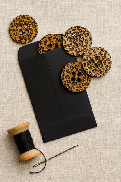 Dreamstuffin pantterikuosiset puunapit – kotimaiset mahonkivaneriset napit käsitöihin, halkaisija 3,5 cm, pakkauskoot 10–50 kpl.