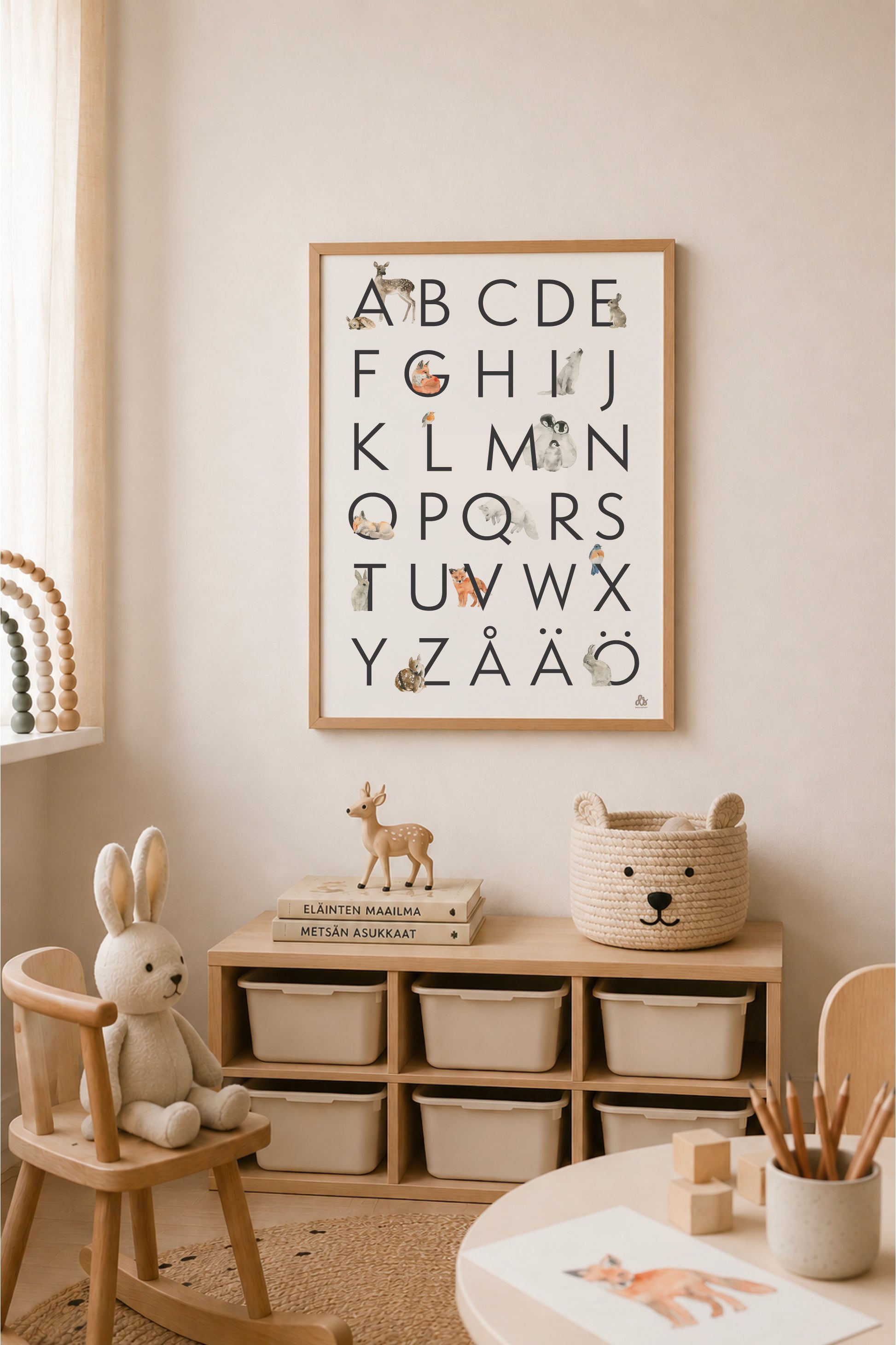 Aakkosjuliste lastenhuoneen seinällä skandinaavisessa sisustuksessa. Eläinaiheinen ABC-juliste 30 x 40 cm auttaa lasta oppimaan kirjaimet hauskasti eläinkuvitusten avulla. Tulostettava aakkosjuliste lastenhuoneeseen ja oppimisympäristöön.