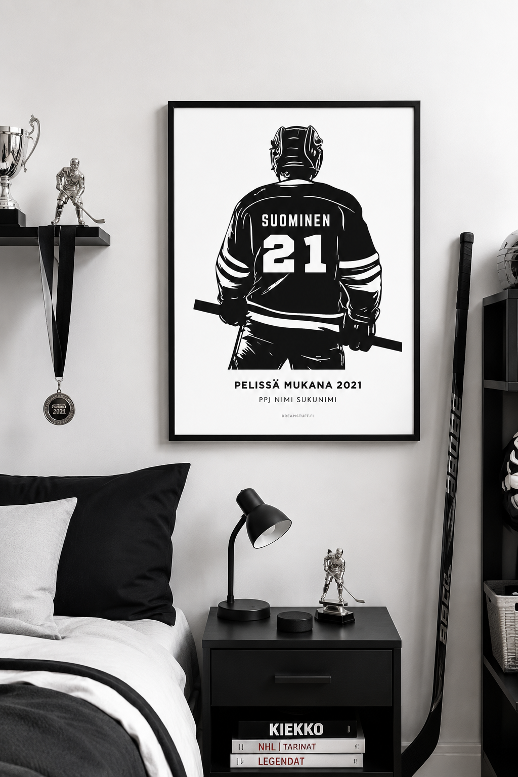 Personoitu jääkiekkojuliste 50 x 70 cm nuoren pelaajan huoneessa. Mustavalkoinen pelipaitajuliste kehyksissä skandinaavisessa lastenhuoneessa, jossa on jääkiekkopokaaleja, mitaleita ja maila. Muokattava nimi- ja numerojuliste jääkiekkoilijalle.