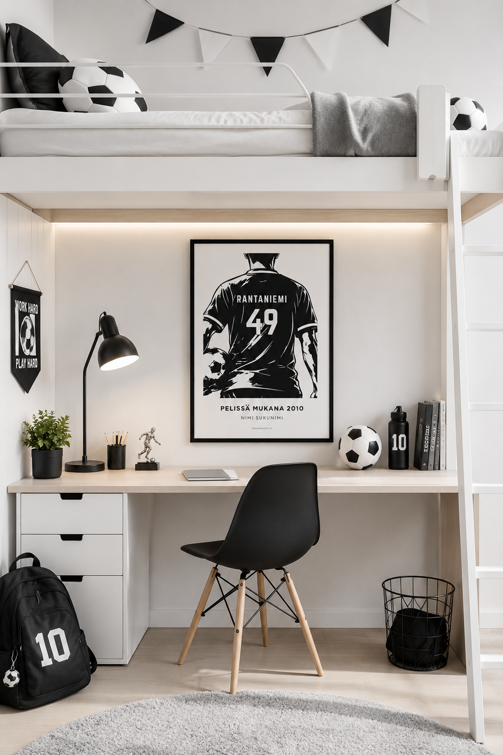 Personoitu jalkapallon pelipaitajuliste omalla nimellä ja numerolla. Mustavalkoinen futisjuliste 50 x 70 cm, digitaalinen tulostettava juliste jalkapalloilijan huoneeseen. Täydellinen lahja juniorifutaajalle.