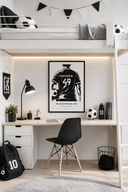 Personoitu jalkapallon pelipaitajuliste omalla nimellä ja numerolla. Mustavalkoinen futisjuliste 50 x 70 cm, digitaalinen tulostettava juliste jalkapalloilijan huoneeseen. Täydellinen lahja juniorifutaajalle.