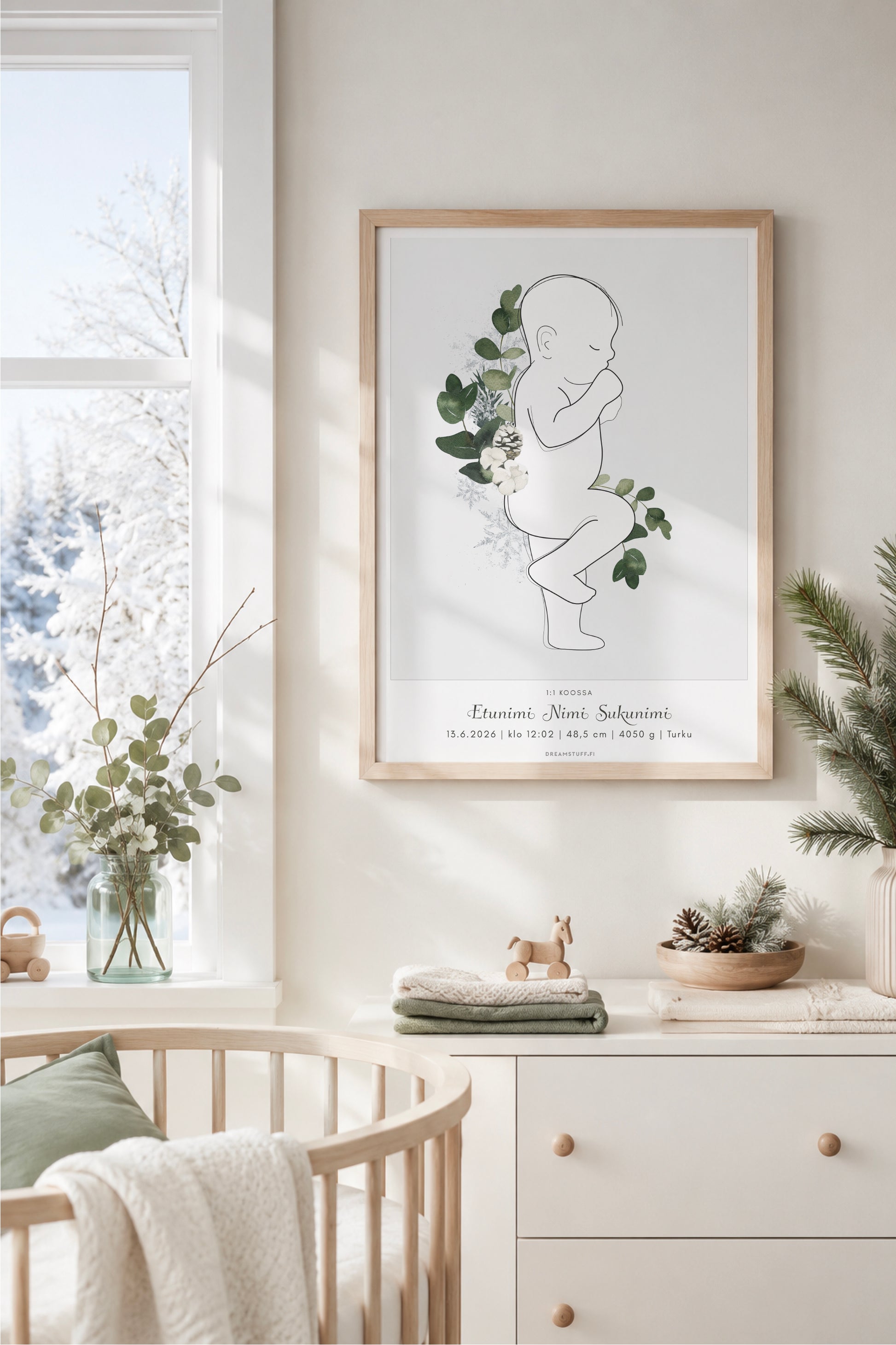 Personoitava 50 × 70 cm talvisyntymäjuliste kehystettynä vaaleassa skandinaavisessa vauvanhuoneessa, luminen maisema ikkunan takana