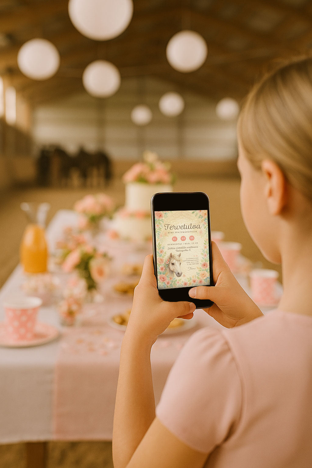 Dreamstuffin digitaalinen syntymäpäiväkutsu kuvassa, jossa lapsi pitelee puhelinta maneesijuhlan taustalla.