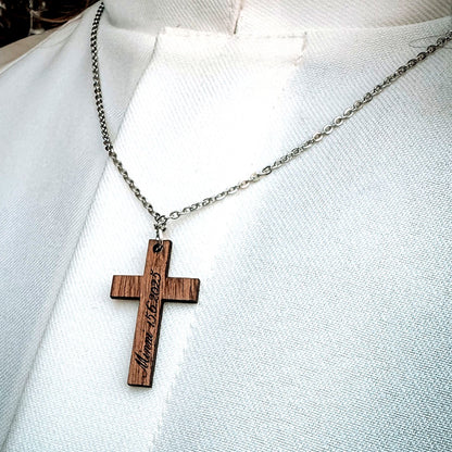 Puinen rippiristi kaulakoru metalliketjulla – yksilöllinen ja ajaton rippilahja.