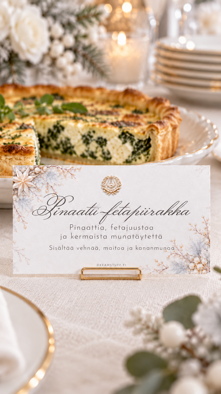 Pinaatti-fetapiirakan Frost-tarjoilukortti pienessä kullanvärisessä pidikkeessä piirakkavadin edessä juhlapöydällä.